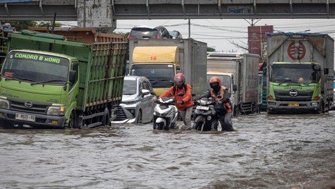 Banjir Rendam Jalur Pantura Semarang