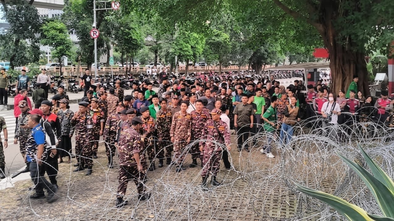 Ratusan Massa Banser Geruduk Gedung Merah Putih