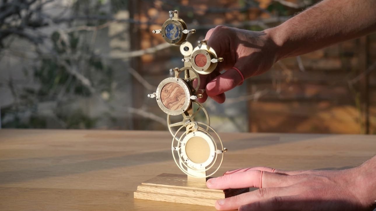 Mengintip Waktu di Mars Lewat Jam Mekanik Tanpa Chip Digital