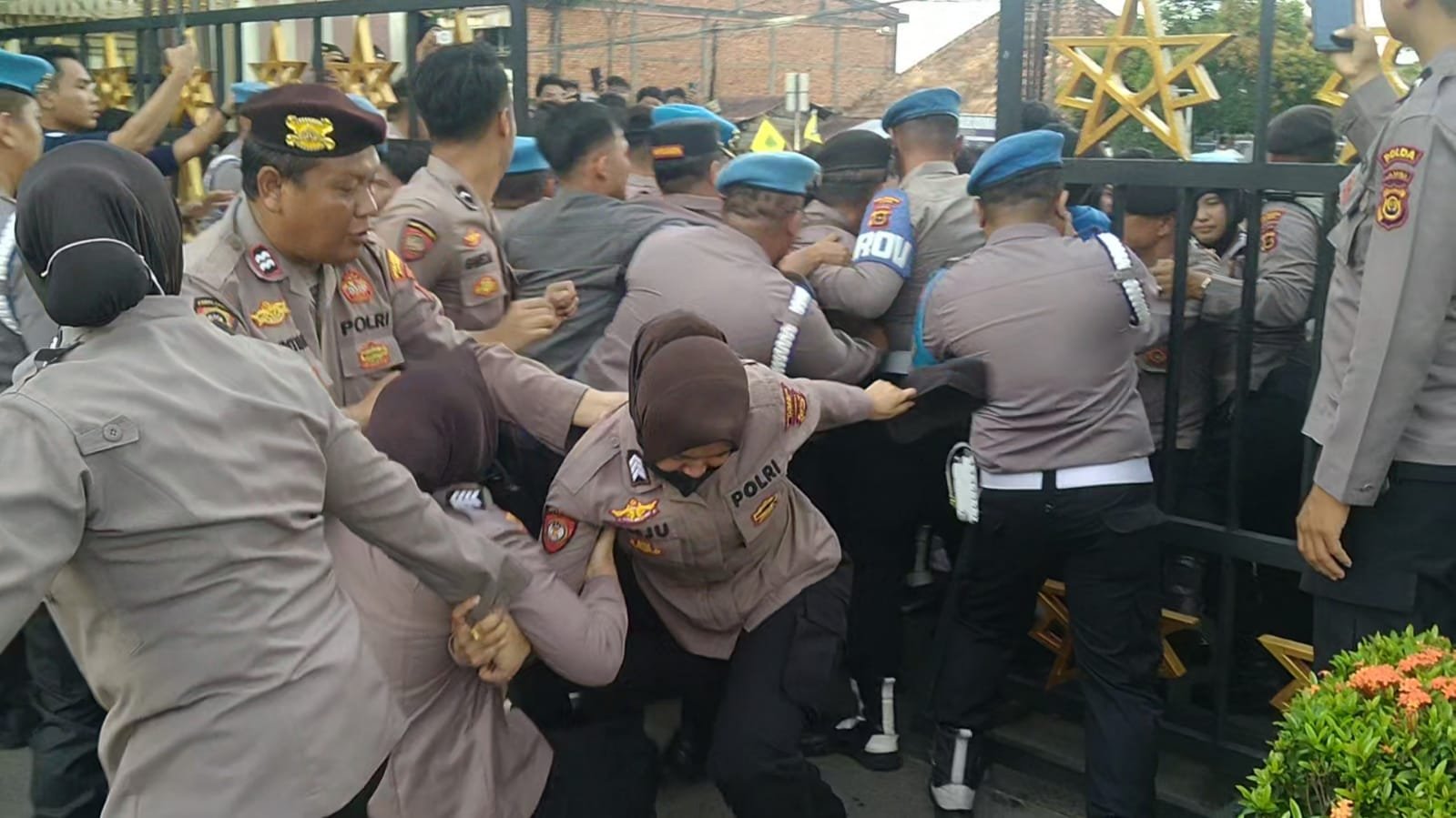 Bentrok Mahasiswa UIN Jambi dan Polisi Pecah di Depan Mapolda