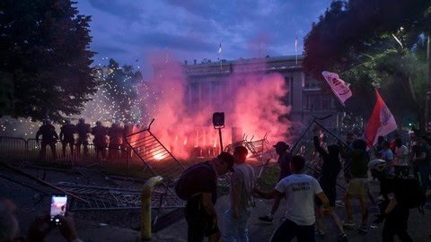 Gelombang Demonstrasi di Serbia Kembali Guncang Rezim Vučić